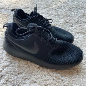 Women’s Black Nike Roshe Sneakers - Size 10